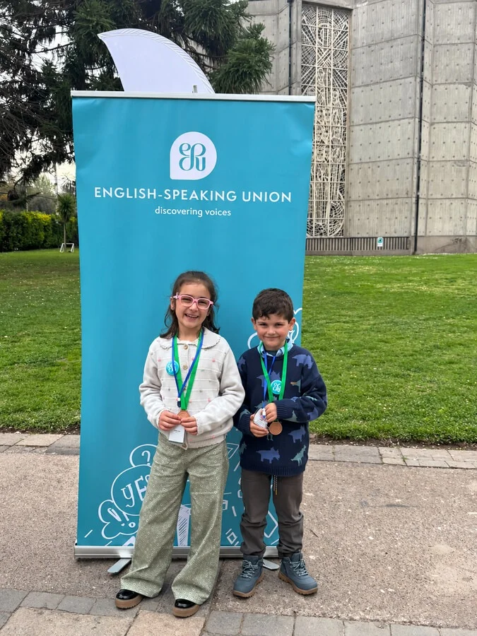 Julieta y Lucas obtienen una mención honrosa en competencia nacional de inglés